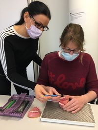 Tanja Riedl mit Frau Regina Regensburger (Dentalhygienikerin)
