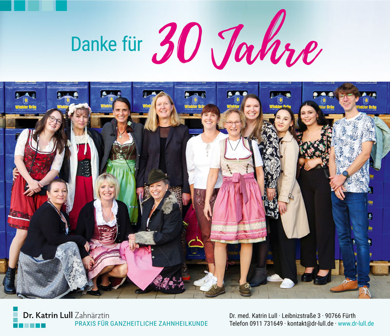 Team der Zahnarztpraxis Lull in Fürth - Danke für 30 Jahre